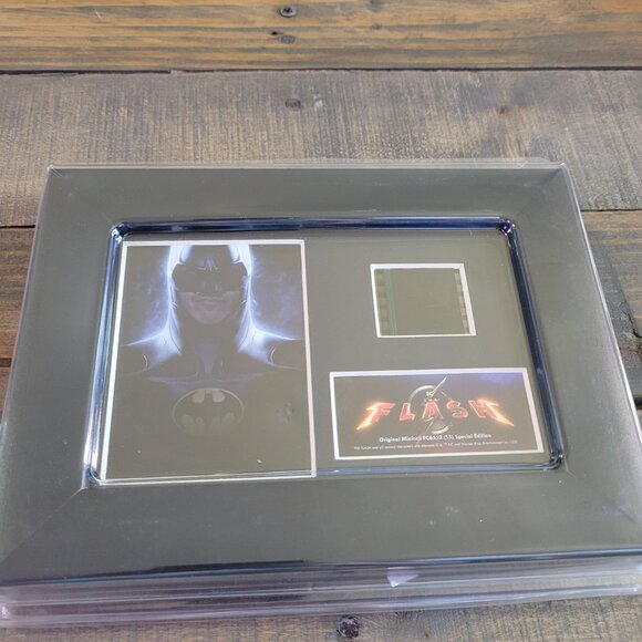 DC Comics – The Flash  7” x 5” MiniCell - Picture 2 of 9